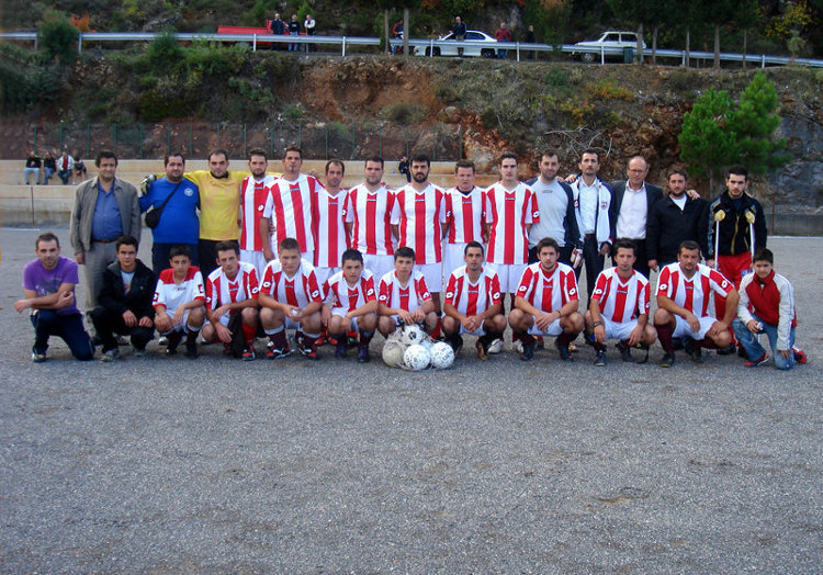 Η ΑΕΛ την αγωνιστική περίοδο 2010-11 με ερυθρόλευκη εμφάνιση Η ΑΕΛ την αγωνιστική περίοδο 2010-11 με ερυθρόλευκη εμφάνιση