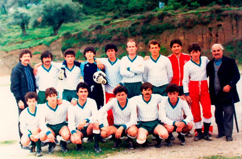 Η ΑΕΛ την αγωνιστική περίοδο 1987-88 με έδρα το γήπεδο Καστορείου Η ΑΕΛ την αγωνιστική περίοδο 1987-88 με έδρα το γήπεδο Καστορείου