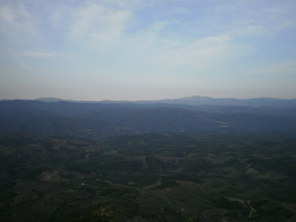 Στην κορυφή του κάστου με θέα τον κάμπο μας Στην κορυφή του κάστου με θέα τον κάμπο μας