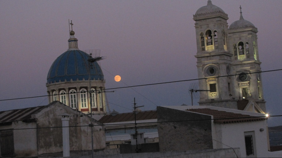 Το ολόγιομο φεγγάρι Το ολόγιομο φεγγάρι