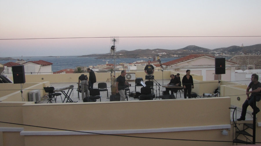 Η Ομάδα Καβάφης σε μια ταράτσα ενός φίλου της οικογένειας Ρούσσου και οι θεατές στην ταράτσα, στην αυλή του Ινστιτούτου Κυβέλη και στα γύρω μπαλκόνια, στα σοκάκια, στα παράθυρα. Η Ομάδα Καβάφης σε μια ταράτσα ενός φίλου της οικογένειας Ρούσσου και οι θεατές στην ταράτσα, στην αυλή του Ινστιτούτου Κυβέλη και στα γύρω μπαλκόνια, στα σοκάκια, στα παράθυρα.