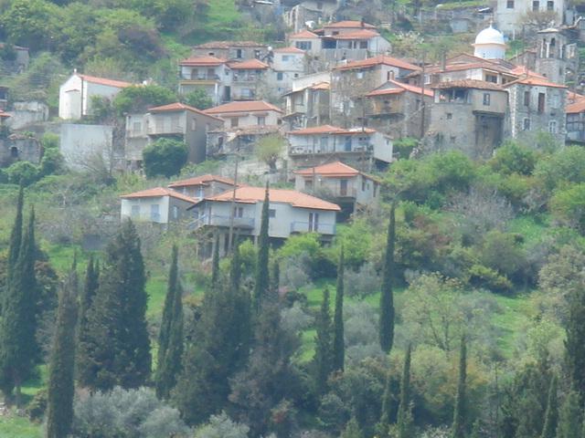 Οι γειτονιές « Μουστακέικα » και « Κρύα Βρύση » νότια και ανατολικά της πλατείας. Οι γειτονιές « Μουστακέικα » και « Κρύα Βρύση » νότια και ανατολικά της πλατείας.