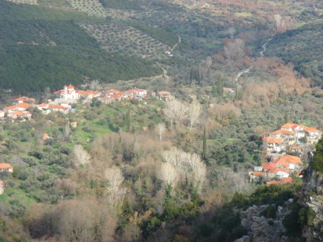 Βεργαδέϊκα - Οι δυο γειτονιές του οικισμού, όπως φαίνονται από τη θέση Κουφόγκρεμος. Tις χωρίζει ο χείμαρρος Κοτιτσάνης. Βεργαδέϊκα - Οι δυο γειτονιές του οικισμού, όπως φαίνονται από τη θέση Κουφόγκρεμος. Tις χωρίζει ο χείμαρρος Κοτιτσάνης.