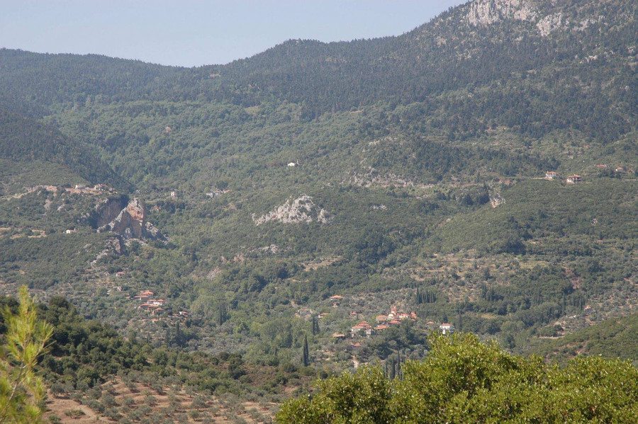 Βεργαδέϊκα - Γενική άποψη της περιοχής του συνοικισμού, όπως βλέπει κανείς από τα ανατολικά. Βεργαδέϊκα - Γενική άποψη της περιοχής του συνοικισμού, όπως βλέπει κανείς από τα ανατολικά.