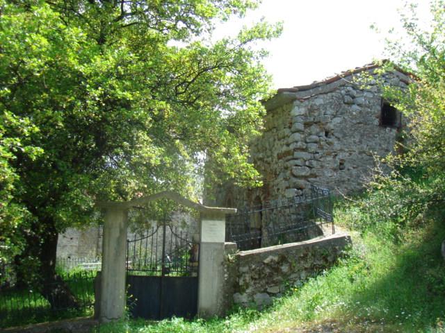 Η είσοδος της αυλής του ναού Αγ. Αποστόλων από τη βόρεια πλευρά Η είσοδος της αυλής του ναού Αγ. Αποστόλων από τη βόρεια πλευρά