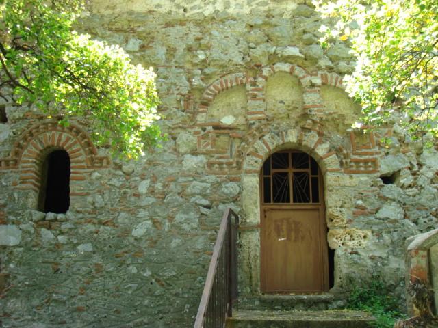 Η είσοδος του ναού Αγίων Αποστόλων Η είσοδος του ναού Αγίων Αποστόλων