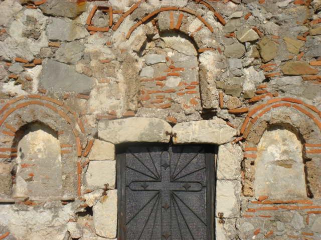 H είσοδος του ναού του Αγίου Γεωργίου H είσοδος του ναού του Αγίου Γεωργίου